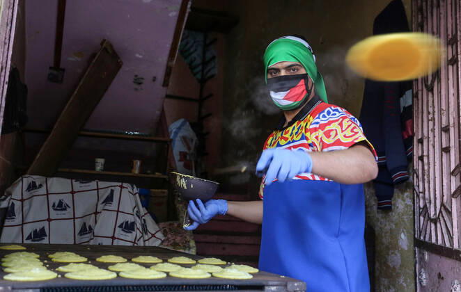 Coronavirus, Eindrücke aus Gaza April 23, 2020, Khan Younis, Gaza Strip, Palestinian Territory: A Palestinian vendor makes Ramadan traditional sweets ahead of the holy fasting month, amid concerns about the spread of the coronavirus disease (COVID-19), in Khan Younis in the Gaza strip, on April 23, 2020 Khan Younis Palestinian Territory - ZUMAap3_ 20200423_zaf_ap3_072 Copyright: xAshrafxAmrax