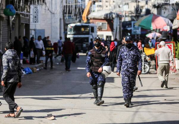 Coronavirus, Eindrücke aus Gaza April 23, 2020, Khan Younis, Gaza Strip, Palestinian Territory: Palestinian policeman wearing a face mask as a preventive measure amid fears of the spread of the coronavirus disease (COVID-19) in Khan Younis in the Gaza strip, on April 23, 2020 Khan Younis Palestinian Territory - ZUMAap3_ 20200423_zaf_ap3_062 Copyright: xAshrafxAmrax