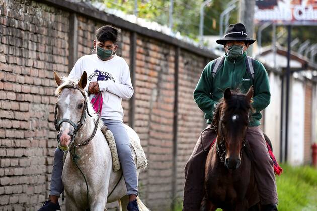 Coronavirus in Ecuador, Eindrücke Two men wearing masks ride horses in the peripheral area of Quito, Ecuador, 23 April 2020. Ecuador doubled its official number of infections to 22,160 after obtaining the results of thousands of delayed COVID-19 tests, Health Minister Juan Carlos Zevallos reported at a press conference. Ecuador doubles cases of COVID-19 after obtaining data of delayed tests !ACHTUNG: NUR REDAKTIONELLE NUTZUNG!  Copyright: xJosexJacomex AME5246 20200424-637232860595083335