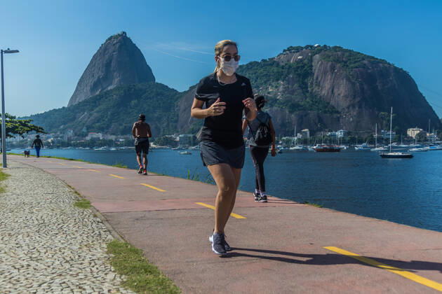 Coronavirus in Brasilien, Eindrücke aus Rio de Janeiro April 23, 2020, Rio de Janeiro, Brazi: A woman walks on a trail Masks are now mandatory to be worn by the population on the streets of the city. The goal is to reduce contamination of the new coronavirus. Rio de Janeiro has so far had 490 deaths, with 5562 cases of contagion. Rio de Janeiro Brazil  - ZUMAl255 20200423_int_l255_010 Copyright: xEllanxLustosax