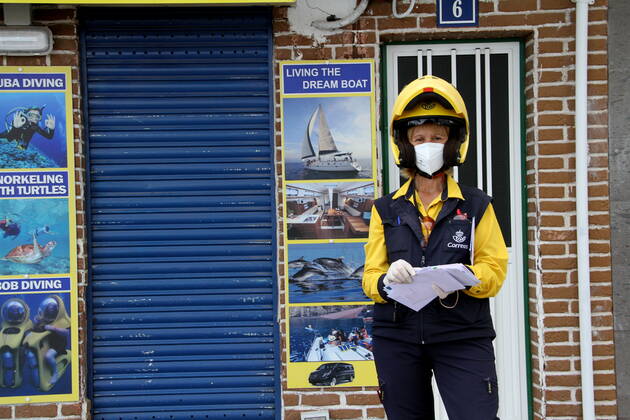 Coronavirus in Spanien, Eindrücke von Teneriffa Daily life of 40 days lockdown in Tenerife 40 days of lockdown in Tenerife. Daily life in Los Cristianos, Canary islands where some essential workers continue their jobs and people goes to supermarket to buy food despite lockdown. Tenerife Spain Copyright: MercedesxMenendez