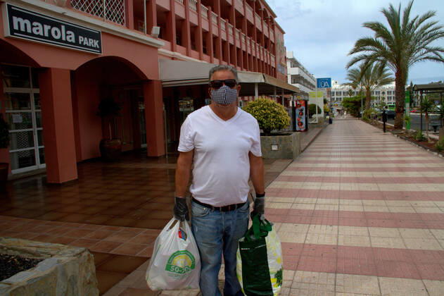 Coronavirus in Spanien, Eindrücke von Teneriffa Daily life of 40 days lockdown in Tenerife 40 days of lockdown in Tenerife. Daily life in Los Cristianos, Canary islands where some essential workers continue their jobs and people goes to supermarket to buy food despite lockdown. Tenerife Spain Copyright: MercedesxMenendez