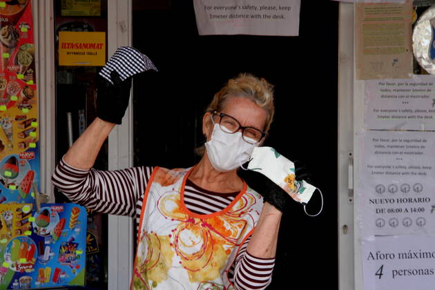 Coronavirus in Spanien, Eindrücke von Teneriffa Daily life of 40 days lockdown in Tenerife 40 days of lockdown in Tenerife. Daily life in Los Cristianos, Canary islands where some essential workers continue their jobs and people goes to supermarket to buy food despite lockdown. Tenerife Spain Copyright: MercedesxMenendez