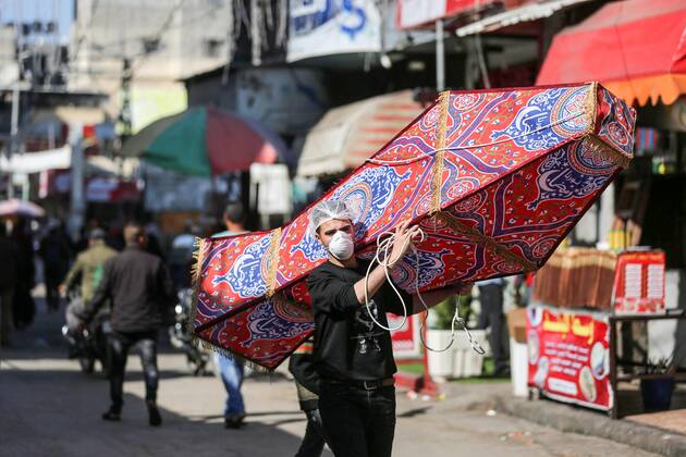 Coronavirus, Eindrücke aus Gaza April 23, 2020, Khan Younis, Gaza Strip, Palestinian Territory: Palestinian men make the longest lantern known as Fanous in Arabic for the month of holy Ramadan in Khan Younis in the Gaza strip, on April 23, 2020 Khan Younis Palestinian Territory - ZUMAap3_ 20200423_zaf_ap3_057 Copyright: xAshrafxAmrax