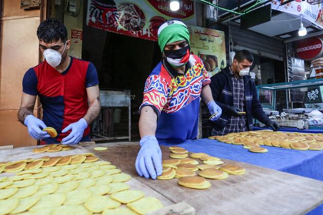Coronavirus, Eindrücke aus Gaza April 23, 2020, Khan Younis, Gaza Strip, Palestinian Territory: A Palestinian vendor makes Ramadan traditional sweets ahead of the holy fasting month, amid concerns about the spread of the coronavirus disease (COVID-19), in Khan Younis in the Gaza strip, on April 23, 2020 Khan Younis Palestinian Territory - ZUMAap3_ 20200423_zaf_ap3_050 Copyright: xAshrafxAmrax
