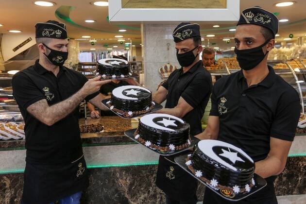 Coronavirus, Eindrücke aus Gaza April 23, 2020, Khan Younis, Gaza Strip, Palestinian Territory: Palestinian chef put final touches on cakes which portrays the form of crescent in his shop, amid concerns about the spread of the coronavirus disease (COVID-19), in Khan Yunis in the southern Gaza Strip on April 23, 2020 Khan Younis Palestinian Territory - ZUMAap3_ 20200423_zaf_ap3_034 Copyright: xAshrafxAmrax