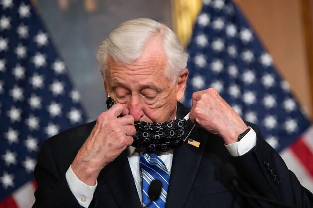 Coronavirus in den USA, Repräsentantenhaus verabschiedet weiteres Konjunkturpaket Hsoue Majority Leader Steny Hoyer, D-MD, removes his mask before speaking during an enrollment ceremony where Speaker of the House Nancy Pelosi, D-Calif., ssigned HR 266, the Pay Check Protection and Health Care Enhancement Act, the fourth Coronavirus stimulus bill, at the U.S. Capitol on Thursday, April 23, 2020. The $500 billion Coronavirus relief bill includes additional money for the small-business loan program, as well as money hospitals and testing. WAP20200423371 KEVINxDIETSCH