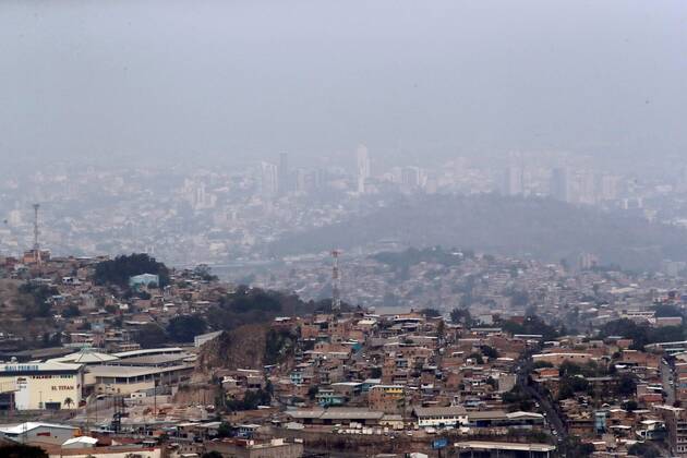 General view of the dense layer of smoke in the air due to the recent forest fires in the hills near the city of Tegucigalpa, Honduras, 23 April 2020. Forest fires fill the Honduran capital with smoke !ACHTUNG: NUR REDAKTIONELLE NUTZUNG!  Copyright: xGustavoxAmadorx AME5276 20200424-637232880275926805