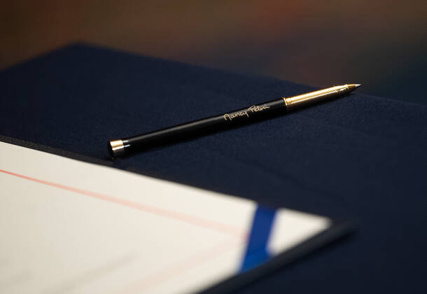 Coronavirus in den USA, Repräsentantenhaus verabschiedet weiteres Konjunkturpaket A pen is seen before Speaker of the House Nancy Pelosi, D-Calif., signs HR 266, the Pay Check Protection and Health Care Enhancement Act, the fourth Coronavirus stimulus bill, during an enrollment ceremony at the U.S. Capitol on Thursday, April 23, 2020. The $500 billion Coronavirus relief bill includes additional money for the small-business loan program, as well as money hospitals and testing.  WAP20200423364 KEVINxDIETSCH