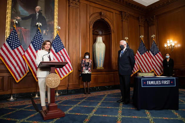 Coronavirus in den USA, Repräsentantenhaus verabschiedet weiteres Konjunkturpaket Speaker of the House Nancy Pelosi, D-Calif., speaks before signing HR 266, the Pay Check Protection and Health Care Enhancement Act, the fourth Coronavirus stimulus bill, as she is joined by House Majority Leader Steny Hoyer, D-MD, Rep. Nydia Velazquez, D-NY, Rep. Maxine Waters, D-NY, and Rep. Richard Neal, D-MA, during an enrollment ceremony at the U.S. Capitol on Thursday, April 23, 2020. The $500 billion Coronavirus relief bill includes additional money for the small-business loan program, as well as money hospitals and testing. WAP20200423370 KEVINxDIETSCH
