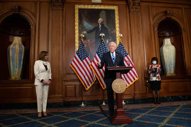 Coronavirus in den USA, Repräsentantenhaus verabschiedet weiteres Konjunkturpaket Hsoue Majority Leader Steny Hoyer, D-MD, speaks during an enrollment ceremony where Speaker of the House Nancy Pelosi, D-Calif., ssigned HR 266, the Pay Check Protection and Health Care Enhancement Act, the fourth Coronavirus stimulus bill, at the U.S. Capitol on Thursday, April 23, 2020. The $500 billion Coronavirus relief bill includes additional money for the small-business loan program, as well as money hospitals and testing. WAP20200423372 KEVINxDIETSCH