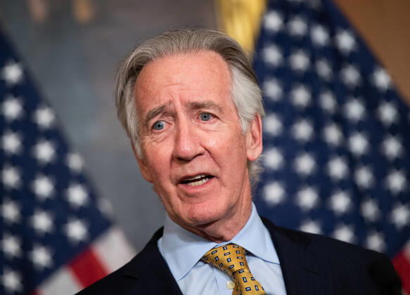 Coronavirus in den USA, Repräsentantenhaus verabschiedet weiteres Konjunkturpaket House Ways and Means Committee Chairman Richard Neal, D-MA, speaks during an enrollment ceremony where Speaker of the House Nancy Pelosi, D-Calif., signed HR 266, the Pay Check Protection and Health Care Enhancement Act, the fourth Coronavirus stimulus bill, at the U.S. Capitol on Thursday, April 23, 2020. The $500 billion Coronavirus relief bill includes additional money for the small-business loan program, as well as money hospitals and testing. WAP20200423374 KEVINxDIETSCH