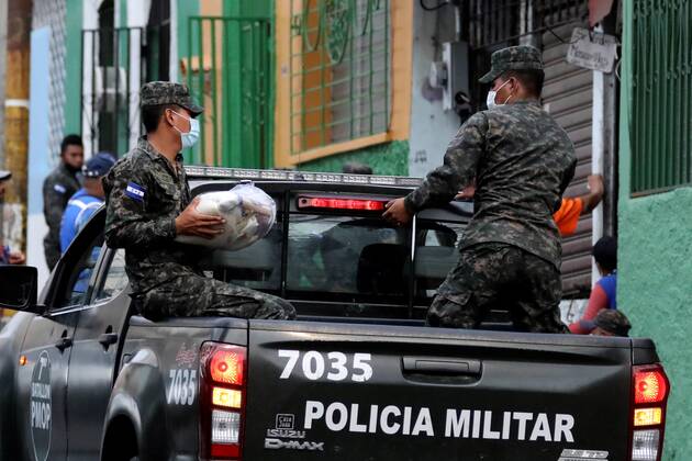 Honduran soldiers deliver food bags to citizens of downtown Tegucigalpa as a contribution to a government program, called Honduras solidaria , to help those most in need in the coronavirus crisis in Tegucigalpa, Honduras, 23 April 2020. EFE Gustavo Amador Honduran military deliver food to those most in need !ACHTUNG: NUR REDAKTIONELLE NUTZUNG!  Copyright: xGUSTAVOxAMADORx AME5286 20200424-637232888812126800
