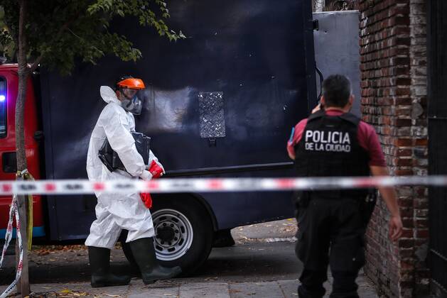 Coronavirus in Argentinien, Eindrücke aus Buenos Aires A member of Argentinian Police arrives a geriatric center to remove a body of an deceased old man, during a day of the mandatory quarantine due the COVID-19 crisis, in Buenos Aires, Argentina, 23 April 2020. Situation of coronavirus in Argentina !ACHTUNG: NUR REDAKTIONELLE NUTZUNG!  Copyright: xJUANxIGNACIOxRONCORONIx AME5305 20200424-637232908537769196