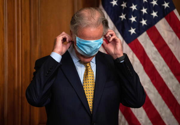 Coronavirus in den USA, Repräsentantenhaus verabschiedet weiteres Konjunkturpaket House Ways and Means Committee Chairman Richard Neal, D-MA, struggles to put his mask on after speaking during an enrollment ceremony where Speaker of the House Nancy Pelosi, D-Calif., signed HR 266, the Pay Check Protection and Health Care Enhancement Act, the fourth Coronavirus stimulus bill, at the U.S. Capitol on Thursday, April 23, 2020. The $500 billion Coronavirus relief bill includes additional money for the small-business loan program, as well as money hospitals and testing. WAP20200423377 KEVINxDIETSCH