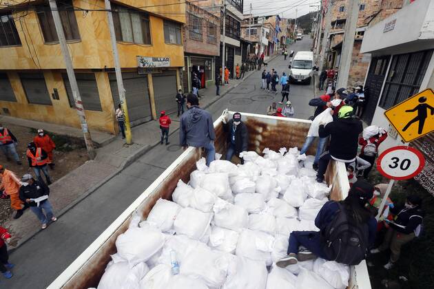 Coronavirus in Kolumbien, Eindrücke aus Bogota Workers of the Mayor s Office deliver markets to vulnerable populations in the south of Bogota, Colombia, 23 April 2020. Officials from the Mayor s Office of the Colombian capital delivered markets in the Molinos sector, a poor neighborhood in the south of the city where its inhabitants have been economically affected by the national quarantine against the coronavirus. Bogota City Hall distributes markets to vulnerable population !ACHTUNG: NUR REDAKTIONELLE NUTZUNG!  Copyright: xMauricioxDuenasxCastanedax AME5340 20200424-637232925261456885