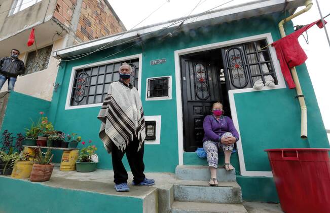 Residents of a neighborhood in the south of the city observe the workers of the Mayor s Office who deliver markets to vulnerable populations in the south of Bogota, Colombia, 23 April 2020. Officials from the Mayor s Office of the Colombian capital delivered markets in the Molinos sector, a poor neighborhood in the south of the city where its inhabitants have been economically affected by the national quarantine against the coronavirus. Bogota City Hall distributes markets to vulnerable population !ACHTUNG: NUR REDAKTIONELLE NUTZUNG!  Copyright: xMauricioxDuenasxCastanedax AME5344 20200424-637232925876602012