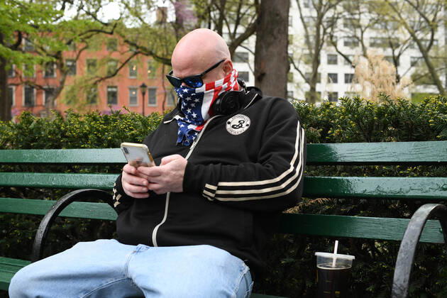 Coronavirus in den USA, Eindrücke aus New York April 23, 2020, New York, New York, United States: A man with a face mask bandana, enjoys himself at the Peter Stuyvesant park in Manhattan Thursday, as a new study suggests that as many as one in five New Yorkers could be positive for coronavirus antibodies. New York United States - ZUMAl113 20200423_zap_l113_002 Copyright: xMiguelxJuarezxLugox
