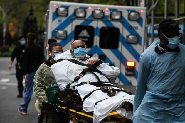 Coronavirus in den USA, Eindrücke aus New York April 23, 2020, New York, New York, United States: A patient is wheeled into Mt. Sinai Stuyvesant Hospital in Manhattan Thursday, as a new state testing program suggests that as many as one in five New Yorkers could be positive for coronavirus antibodies. New York United States - ZUMAl113 20200423_zap_l113_008 Copyright: xMiguelxJuarezxLugox
