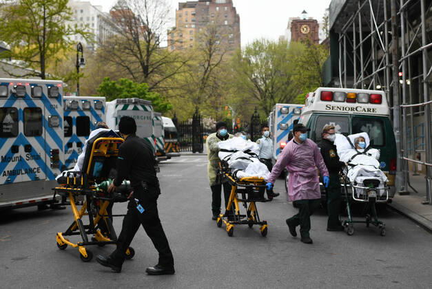 Coronavirus in den USA, Eindrücke aus New York April 23, 2020, New York, New York, United States: Patients are wheeled in and out of Mt. Sinai Stuyvesant Hospital in Manhattan Wednesday, as a new state testing program suggests that as many as one in five New Yorkers could be positive for coronavirus antibodies. New York United States - ZUMAl113 20200423_zap_l113_011 Copyright: xMiguelxJuarezxLugox