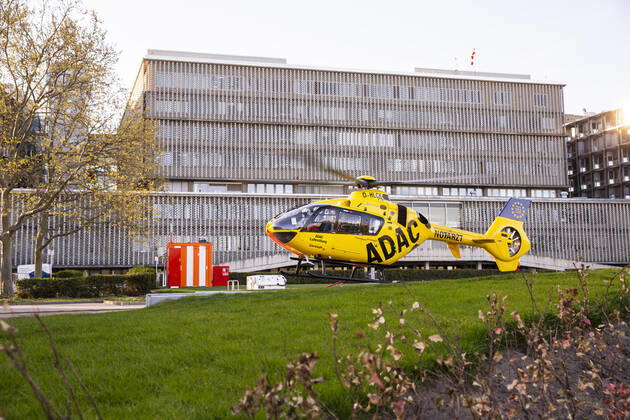 Helicopter der Flugrettung der ADAC in Berlin am 23. April 2020. Ab gestern koennen laeden unter 800 qm, Buchhandlucngen und Autosalons wieder oeffnen mit Einhanltung von Hygiene und Distanzvorschriften. Heute waren spuerbar mehr Menschen unterwegs. Coronavirus in Berlin