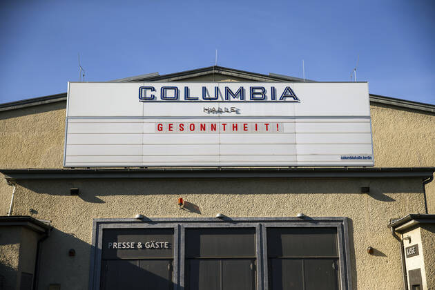 Schrift Gesonntheit! auf der geschlossenen Columbia Halle in Berlin am 23. April 2020. Ab gestern koennen laeden unter 800 qm, Buchhandlucngen und Autosalons wieder oeffnen mit Einhanltung von Hygiene und Distanzvorschriften. Heute waren spuerbar mehr Menschen unterwegs. Coronavirus in Berlin