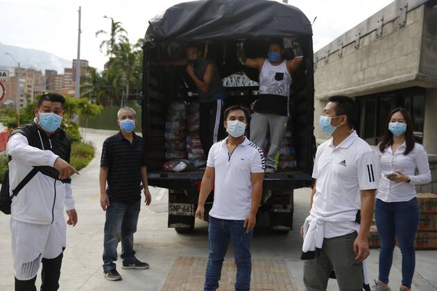 Coronavirus in Kolumbien, Eindrücke aus Bogota Members of the Chinese community in Colombia, accompanied by agents of the National Police, donate food to vulnerable families during the national quarantine decreed by the Government to contain the expansion of COVID-19, in Medellin, Colombia, 23 April 2020. Chinese citizens with restaurants in Medellin donate markets in popular neighborhood !ACHTUNG: NUR REDAKTIONELLE NUTZUNG!  Copyright: xLuisxEduardoxNoriegax AME5353 20200424-637232934055429039