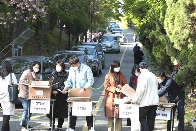 April 24, 2020, ¼Â­Â¿Ã¯ÃÜÂ¯ÂºÂ°Â½Ã: Drive- and walk-thru distribution of test papers Teachers hand out national academic assessment test papers to students and parents via drive- and walk-thru distribution at Kyunggi High School in Seoul on April 24, 2020, amid the COVID-19 crisis. Â¼Â­Â¿Ã¯ÃÜÂ¯ÂºÂ°Â½o - ZUMAnc39 20200424_zaa_nc39_007 Copyright: xYonhapxNewsx