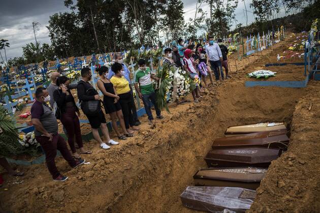 Coronavirus in Brasilien, Eindrücke aus Manaus A group of people attend a funeral in a collective grave, at an new open area in the Nossa Senhora Aparecida cemetery, located in the city of Manaus, Amazonas, Brazil, 23 April 2020. The new section of the cemetery was opened after the deaths caused by COVID-19 that collapsed the city s funeral system. EFE Raphael Alves Collective burials in Manaus after deaths caused by COVID-19 !ACHTUNG: NUR REDAKTIONELLE NUTZUNG!  Copyright: xRAPHAELxALVESx AME5319 20200424-637232954035478653