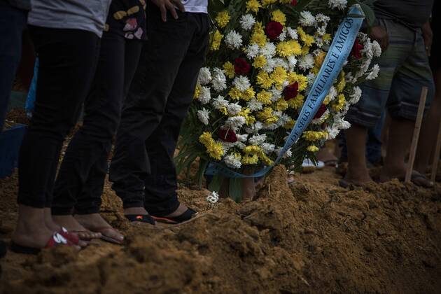 Coronavirus in Brasilien, Eindrücke aus Manaus A group of people attend a funeral in a collective grave, at an new open area in the Nossa Senhora Aparecida cemetery, located in the city of Manaus, Amazonas, Brazil, 23 April 2020. The new section of the cemetery was opened after the deaths caused by COVID-19 that collapsed the city s funeral system. EFE Raphael Alves Collective burials in Manaus after deaths caused by COVID-19 !ACHTUNG: NUR REDAKTIONELLE NUTZUNG!  Copyright: xRAPHAELxALVESx AME5366 20200424-637232955970827933