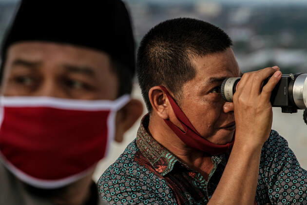 Coronavirus in Indonesien, Eindrücke aus Medan April 23, 2020, Palembang, South Sumatra, Indonesia: PALEMBANG, INDONESIA - APRIL 23, 2020 : Officers seen monitoring the position of Rukyatul Hilal or new moon determine the start of Ramadan in Palembang, South Sumatra Province, Indonesia. Palembang Indonesia - ZUMAys1_ 20200423_zaf_ys1_008 Copyright: xM.xTohirx xSijorixImagesx