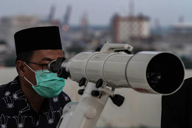 Coronavirus in Indonesien, Eindrücke aus Medan April 23, 2020, Palembang, South Sumatra, Indonesia: PALEMBANG, INDONESIA - APRIL 23, 2020 : Officers seen monitoring the position of Rukyatul Hilal or new moon determine the start of Ramadan in Palembang, South Sumatra Province, Indonesia. Palembang Indonesia - ZUMAys1_ 20200423_zaf_ys1_010 Copyright: xM.xTohirx xSijorixImagesx