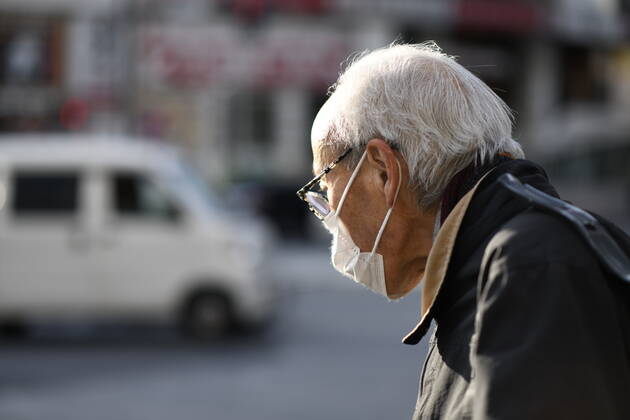 Coronavirus in Japan, Eindrücke aus Tokio TOKYO, JAPAN - APRIL 23: A man wearing face masks walks near Shibuya Station amid the coronavirus pandemic on Thursday, April 23, 2020 in Tokyo, Japan. Japanese Prime Minister Shinzo Abe declared a nationwide State of Emergency last week requesting businesses including schools, athletic facilities, bars and restaurants to temporarily close or operate under reduced hours and urging people to stay home to stop spreading of the coronavirus throughout the country. (Photo: Richard Atrero de Guzman AFLO)  (125658868)