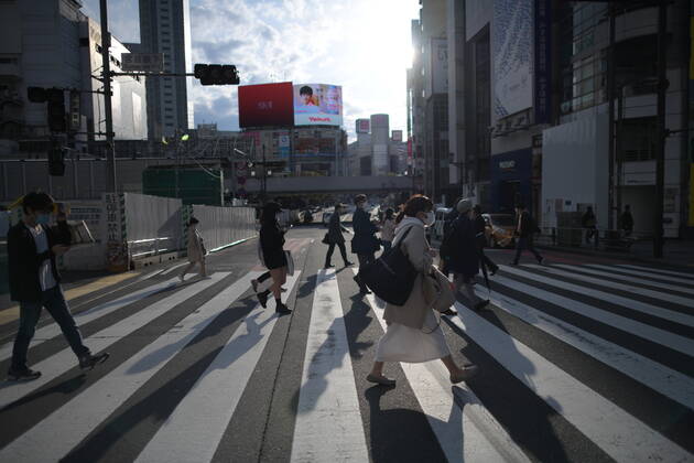 Coronavirus in Japan, Eindrücke aus Tokio TOKYO, JAPAN - APRIL 23: Commuters wearing face masks walks near Shibuya Station amid the coronavirus pandemic on Thursday, April 23, 2020 in Tokyo, Japan. Japanese Prime Minister Shinzo Abe declared a nationwide State of Emergency last week requesting businesses including schools, athletic facilities, bars and restaurants to temporarily close or operate under reduced hours and urging people to stay home to stop spreading of the coronavirus throughout the country. (Photo: Richard Atrero de Guzman AFLO)  (125658885)