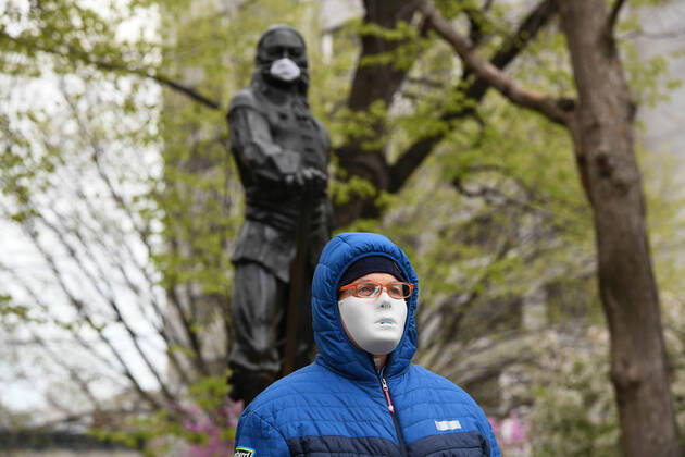 Coronavirus in den USA, Eindrücke aus New York April 23, 2020, New York, New York, USA: A man with a customized face mask, stands by a face masked statue of Peter Stuyvesant at the park by his name in Manhattan Thursday, as a new study suggests that as many as one in five New Yorkers could be positive for coronavirus antibodies. New York USA - ZUMAl113 20200423_zap_l113_001 Copyright: xMiguelxJuarezxLugox