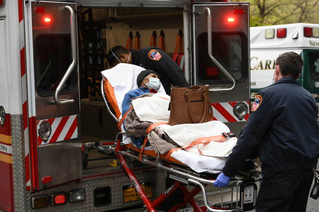 Coronavirus in den USA, Eindrücke aus New York April 23, 2020, New York, New York, United States: A patient is wheeled into Mt. Sinai Stuyvesant Hospital in Manhattan Thursday, as a new state testing program suggests that as many as one in five New Yorkers could be positive for coronavirus antibodies. New York USA - ZUMAl113 20200423_zap_l113_005 Copyright: xMiguelxJuarezxLugox
