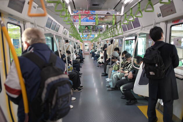 Coronavirus in Japan, Eindrücke aus Tokio TOKYO, JAPAN - APRIL 23: Commuters were seen inside of a Yamanote train amid the coronavirus pandemic on Thursday, April 23, 2020 in Tokyo, Japan. Japanese Prime Minister Shinzo Abe declared a nationwide State of Emergency last week requesting businesses including schools, athletic facilities, bars and restaurants to temporarily close or operate under reduced hours and urging people to stay home to stop spreading of the coronavirus throughout the country. (Photo: Richard Atrero de Guzman AFLO)  (125658888)