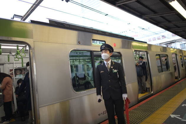 Coronavirus in Japan, Eindrücke aus Tokio TOKYO, JAPAN - APRIL 23: A JR staff wearing face masks is seen working at Shinjuku Station amid the coronavirus pandemic on Thursday, April 23, 2020 in Tokyo, Japan. Japanese Prime Minister Shinzo Abe declared a nationwide State of Emergency last week requesting businesses including schools, athletic facilities, bars and restaurants to temporarily close or operate under reduced hours and urging people to stay home to stop spreading of the coronavirus throughout the country. (Photo: Richard Atrero de Guzman AFLO)  (125658890)