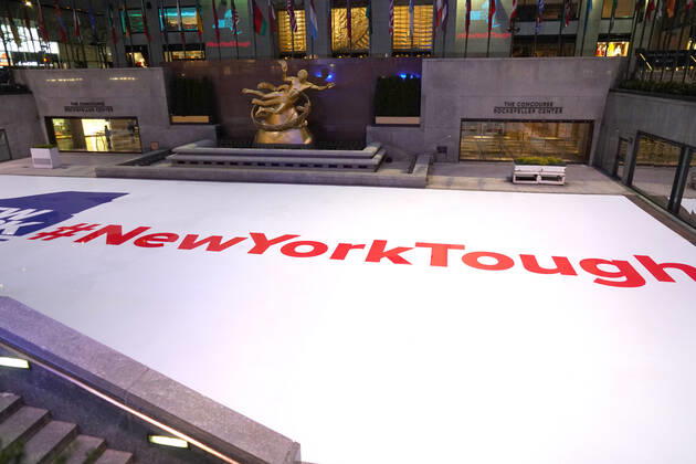 Coronavirus in den USA, Eindrücke aus New York April 23, 2020, New York, New York, USA: Scenes in New York City during Covid:.The Ice Skating Rink at Rockefeller Center, NYC.April 23, 2020.Photos by Sonia Moskowitz. New York USA - ZUMAm334 20200423_zep_m334_030 Copyright: xSoniaxMoskowitzxGordonx