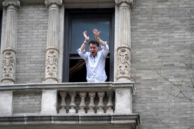 Coronavirus in den USA, Eindrücke aus New York April 23, 2020, New York, New York, USA: Scenes in New York City during Covid:.BRIAN STOKES MITCHELL performs Ã¢â‚¬oeThe Impossible DreamÃ¢â‚¬Â from his window every night after the 7 PM clapping for frontline workers, Upper West Side, NYC.April 23, 2020.Photos by Sonia Moskowitz. New York USA - ZUMAm334 20200423_zep_m334_033 Copyright: xSoniaxMoskowitzxGordonx