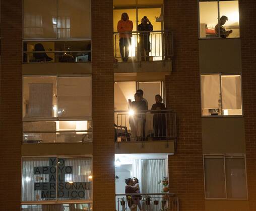 Coronavirus in Kolumbien, Eindrücke aus Bogota April 23, 2020: People look out on the balconies to applaud and, with the national anthem in the background, show their support for the threatened doctor and his family. - ZUMAh147 20200423_zap_h147_004 Copyright: xDanielxGarzonxHerazox