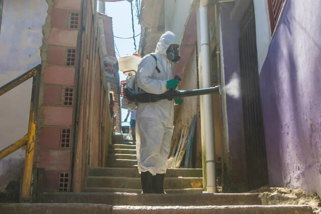 Coronavirus in Brasilien, Eindrücke aus Rio de Janeiro Apr 23, 2020 - Rio de Janeiro, Brazil: COVID-19 Residents of the Santa Marta favela, Botafogo, south zone, will meet this Thursday, (23), in an independent union project, without state aid, to sanitize the entire community avoiding the spread of the contagion of the new coronavirus among residents, breaking the covid-19. This project that started in Santa Marta is expanding in several slums in Rio de Janeiro and in slums in the rest of Brazil. Rio de Janeiro Brazil - ZUMAl255 20200423_int_l255_036 Copyright: xEllanxLustosax
