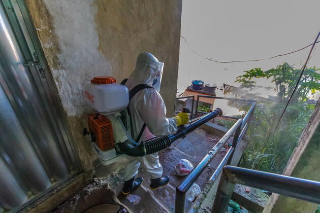 Coronavirus in Brasilien, Eindrücke aus Rio de Janeiro Apr 23, 2020 - Rio de Janeiro, Brazil: COVID-19 Residents of the Santa Marta favela, Botafogo, south zone, will meet this Thursday, (23), in an independent union project, without state aid, to sanitize the entire community avoiding the spread of the contagion of the new coronavirus among residents, breaking the covid-19. This project that started in Santa Marta is expanding in several slums in Rio de Janeiro and in slums in the rest of Brazil. Rio de Janeiro Brazil - ZUMAl255 20200423_int_l255_056 Copyright: xEllanxLustosax
