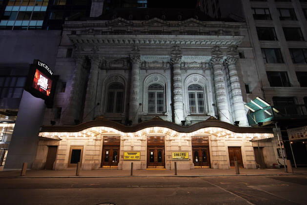 Coronavirus in den USA, Eindrücke aus New York The Broadway play Sing Street at the Lyceum Theatre remains closed due to the Coronavirus in Times Square on Thursday, April 23, 2020. New York City remains the U.S. epicenter of the Coronavirus pandemic with roughly 20 percent of the nation s cases and fatalities.  NYP20200423111 JOHNxANGELILLO