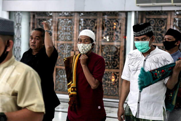 April 23, 2020, Banda Aceh, Indonesia: Indonesian Muslims pray during the Ramadan night amid the coronavirus pandemic at the Baiturrahman Grand Mosque..The Indonesian government ordered the closure of markets, tourist destinations and asked residents to avoid public gatherings, including religious activities as a precaution against the spread of coronavirus. Banda Aceh Indonesia - ZUMAs197 20200423_zaa_s197_223 Copyright: xOviyandixEmnurx
