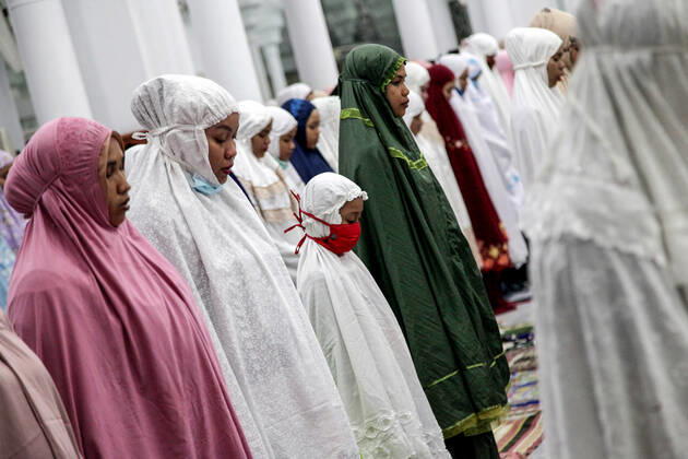 April 23, 2020, Banda Aceh, Indonesia: Indonesian Muslims pray during the Ramadan night amid the coronavirus pandemic at the Baiturrahman Grand Mosque..The Indonesian government ordered the closure of markets, tourist destinations and asked residents to avoid public gatherings, including religious activities as a precaution against the spread of coronavirus. Banda Aceh Indonesia - ZUMAs197 20200423_zaa_s197_224 Copyright: xOviyandixEmnurx