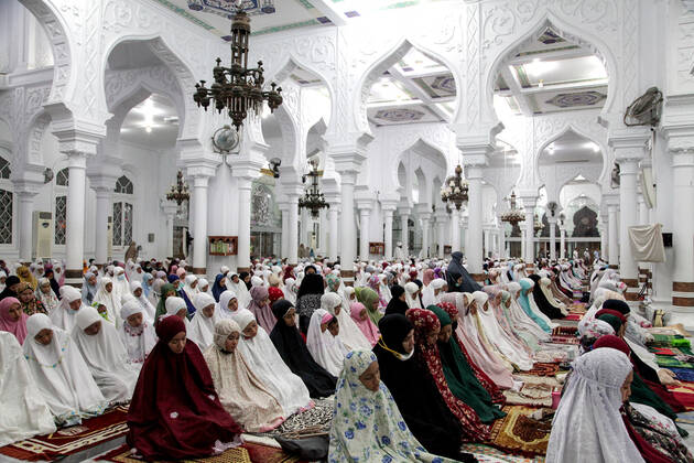 April 23, 2020, Banda Aceh, Indonesia: Indonesian Muslims pray during the Ramadan night amid the coronavirus pandemic at the Baiturrahman Grand Mosque..The Indonesian government ordered the closure of markets, tourist destinations and asked residents to avoid public gatherings, including religious activities as a precaution against the spread of coronavirus. Banda Aceh Indonesia - ZUMAs197 20200423_zaa_s197_226 Copyright: xOviyandixEmnurx