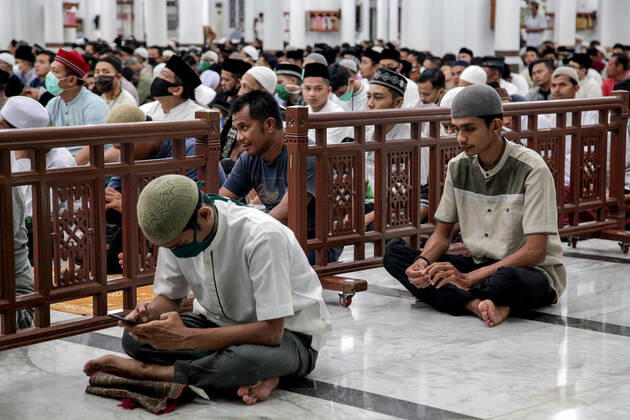 April 23, 2020, Banda Aceh, Indonesia: Indonesian Muslims pray during the Ramadan night amid the coronavirus pandemic at the Baiturrahman Grand Mosque..The Indonesian government ordered the closure of markets, tourist destinations and asked residents to avoid public gatherings, including religious activities as a precaution against the spread of coronavirus. Banda Aceh Indonesia - ZUMAs197 20200423_zaa_s197_227 Copyright: xOviyandixEmnurx