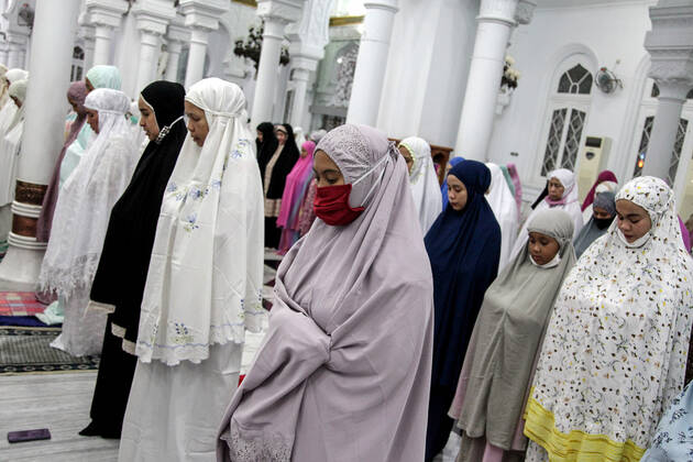 April 23, 2020, Banda Aceh, Indonesia: Indonesian Muslims pray during the Ramadan night amid the coronavirus pandemic at the Baiturrahman Grand Mosque..The Indonesian government ordered the closure of markets, tourist destinations and asked residents to avoid public gatherings, including religious activities as a precaution against the spread of coronavirus. Banda Aceh Indonesia - ZUMAs197 20200423_zaa_s197_228 Copyright: xOviyandixEmnurx