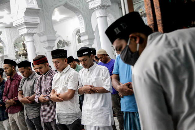 April 23, 2020, Banda Aceh, Indonesia: Indonesian Muslims pray during the Ramadan night amid the coronavirus pandemic at the Baiturrahman Grand Mosque..The Indonesian government ordered the closure of markets, tourist destinations and asked residents to avoid public gatherings, including religious activities as a precaution against the spread of coronavirus. Banda Aceh Indonesia - ZUMAs197 20200423_zaa_s197_230 Copyright: xOviyandixEmnurx